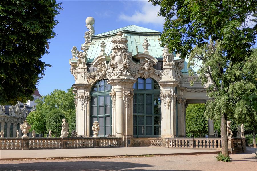 Wallpavillon im Zwinger Dresden, barocke Fassade mit Kuppeldach, umgeben von Bäumen